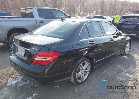 2013 Mercedes-Benz C 300 Sport 4Matic z USA, uszkodzony, nr VIN WDDGF8AB8DA818805